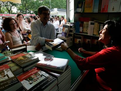 Almudena Grandes firmando ejemplares de sus libros en la Feria del Libro de Madrid en 2009.