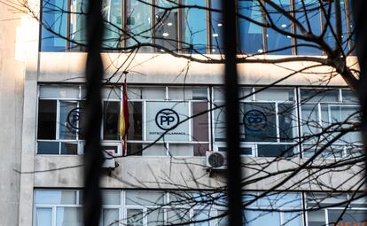 Fachada de la agrupación del PP del distrito de Salamanca, en la calle de Goya de Madrid, este martes.