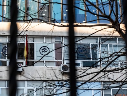 Fachada de la agrupación del PP del distrito de Salamanca, en la calle de Goya de Madrid, este martes.