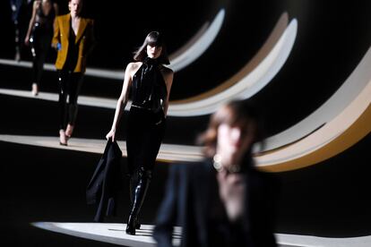 Desfile de Anthony Vaccarello para Yves Saint Laurent, este martes en París.