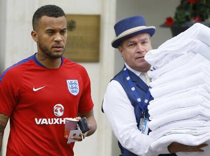 Ryan Bertrand deja el hotel de Chantilly en el que está alojada la selección inglesa para dirigirse al entrenamiento.