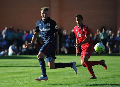 Sa&uacute;l (izquierda) persigue un bal&oacute;n vigilado por un jugador del Numancia