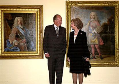 Los Reyes, ayer, durante la inauguración de la exposición sobre Fernando VI en la Academia de Bellas Artes.