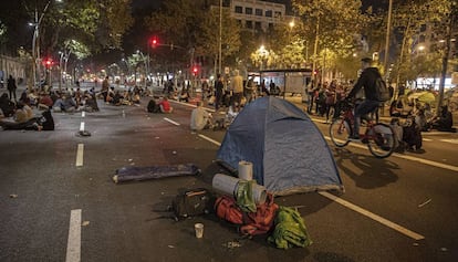 Los jóvenes de la acampada, cortando la Gran Via este miércoles.