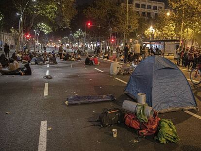 Los jóvenes de la acampada, cortando la Gran Via este miércoles.