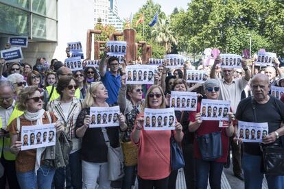 Un grupo de manisfestantes, con la foto de los cinco miembros de La Manada, protestan en la Ciudad de la Justicia de Valencia.