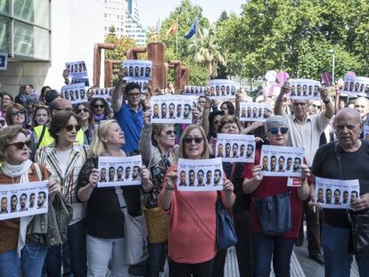 Un grupo de manisfestantes, con la foto de los cinco miembros de La Manada, protestan en la Ciudad de la Justicia de Valencia.