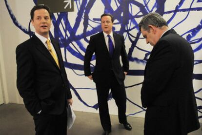 De izquierda a derecha, Nick Clegg, David Cameron y Gordon Brown, minutos antes del debate.