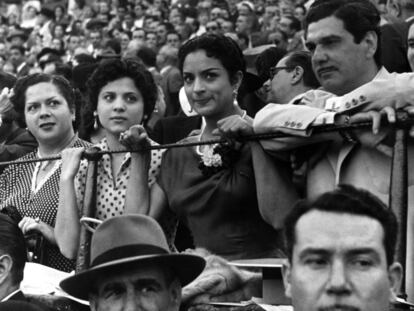 La cantante Lola Flores (segunda por la derecha) y su hermana Carmen (segunda por la izquierda), asisten en la plaza de la Maestranza a la cuarta corrida de la Feria de Sevilla, en 1955.