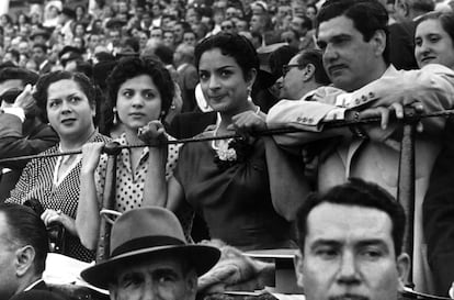 La cantante Lola Flores (segunda por la derecha) y su hermana, Carmen (segunda por la izquierda), asisten a la plaza de la Maestranza a la cuarta corrida de la Feria de Sevilla, en 1955.