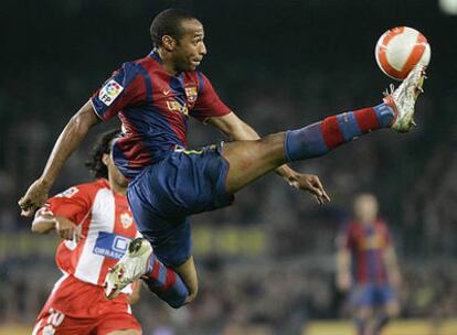 Henry controla acrobáticamente el balón