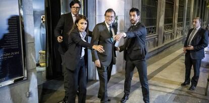 Mariano Rajoy sale del restaurante desde donde siguió parte del debate de la moción de censura.