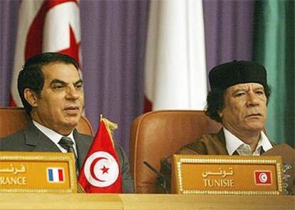 Los presidentes de Túnez, Zine el Abidine Ben Alí (izquierda), y de Libia, Muammar el Gaddafi, ayer en Túnez.