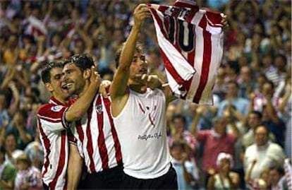Yeste, con la camiseta al aire, celebra el tercer gol junto a Karanka y Arriaga.