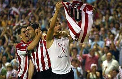 Yeste, con la camiseta al aire, celebra el tercer gol junto a Karanka y Arriaga.