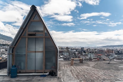 La Casa Parásito, construida en Quito, Ecuador, por el equipo del Sindicato de Arquitectura.
