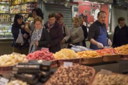 Les dones del casal de gent gran de Roquetes visiten la Boqueria.