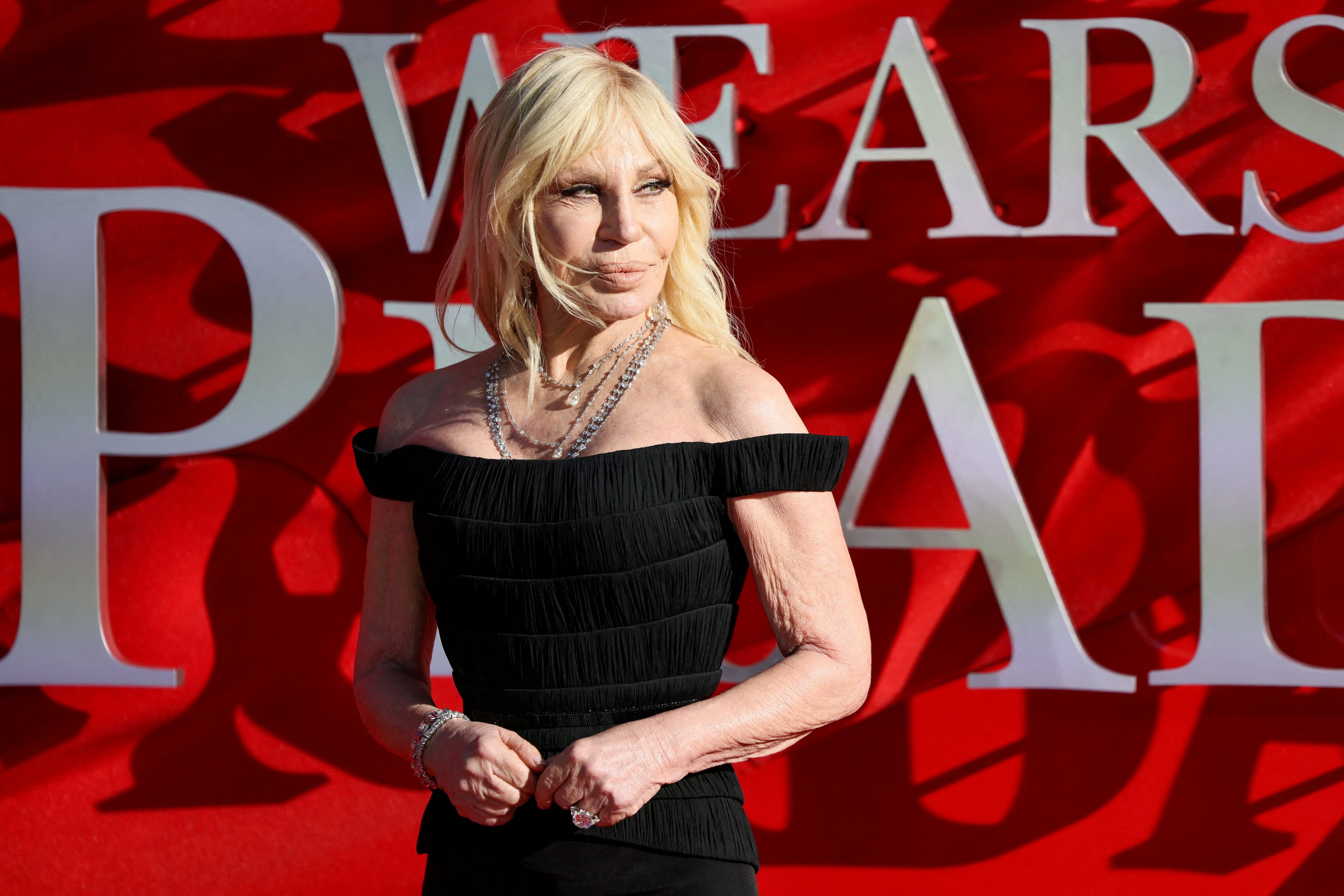 Donatella Versace lanza una empresa conjunta con Revolve para conquistar a la generación Z