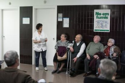 Pacientes esperando en el ambulatorio de La Mina. 