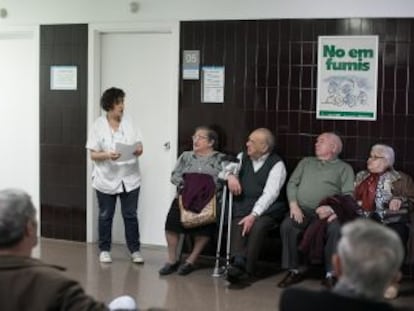 Pacientes esperando en el ambulatorio de La Mina. 