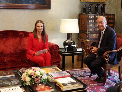 La princesa Leonor y el presidente de Portugal, Marcelo Rebelo de Sousa, durante su encuentro en el Palacio de Belém en Lisboa el 12 de julio de 2024.