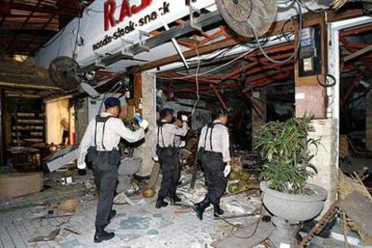 Policías indonesios inspeccionan uno de los restaurantes en los que se colocó una de las bombas en la ciudad de Kuta.