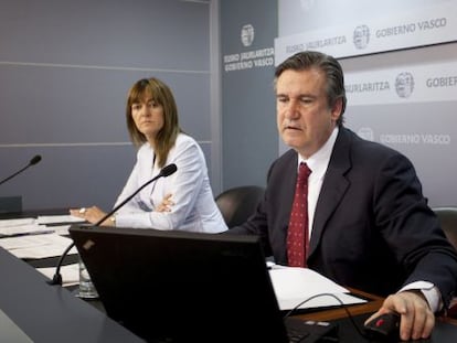 La portavoz del Gobierno vasco, Idoia Mendía, y el consejero de Industria, Bernabé Unda, ayer en Vitoria.