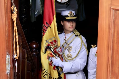 La princesa Leonor de Borbón, heredera de la Corona de España, fue este viernes en Montevideo la encargada de
llevar la enseña nacional durante el acto de jura de bandera del buque escuela Juan Sebastián de Elcano, dentro de su viaje de instrucción.
