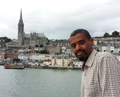 El doctor Abdelrahim, en una foto cedida por él en el puerto de Cobh, en el condado de Cork de Irlanda, país donde se ha ido a trabajar.