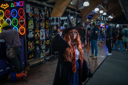 Una visitante del SOFA posa para un retrato durante el evento en Corferias, en Bogotá, Colombia, el 13 de octubre del 2022.