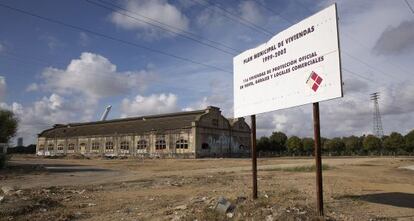 Un cartel anuncia la construcción de viviendas protegidas en Sevilla.
