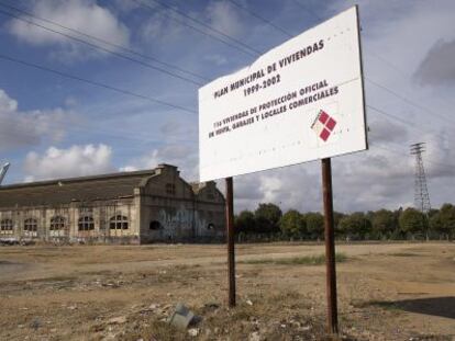 Un cartel anuncia la construcci&oacute;n de viviendas protegidas en Sevilla. 