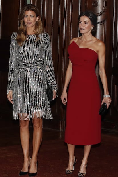 La reina Letizia ya llevó ese mismo diseño en un viaje de a Argentina, el pasado marzo. Aquí, junto a la primera dama del país, Juliana Awada.