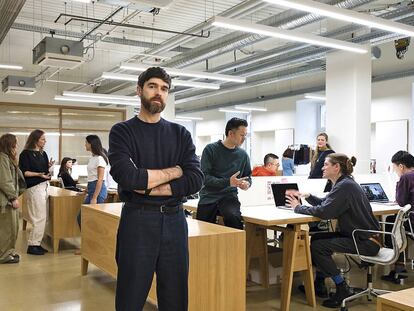 Christophe Lemaire (Besançon, Francia, 1965) trabajó en Lacoste y Hermès, pero también tiene su propia firma, que lleva su apellido.