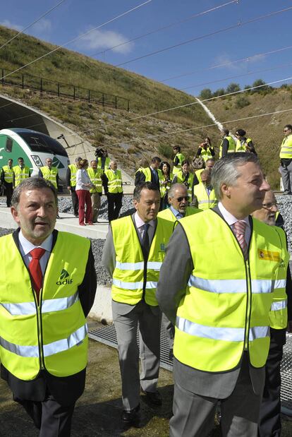 Blanco, a la derecha, delante de Agustn Hernndez, ayer tras el viaje de pruebas.