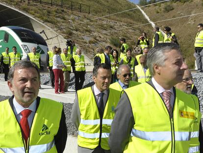 Blanco, a la derecha, delante de Agustín Hernández, ayer tras el viaje de pruebas.