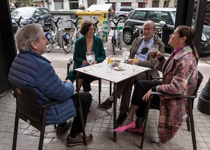 Cuatro amigos en una terraza de la calle de Conde Altea de Valencia.