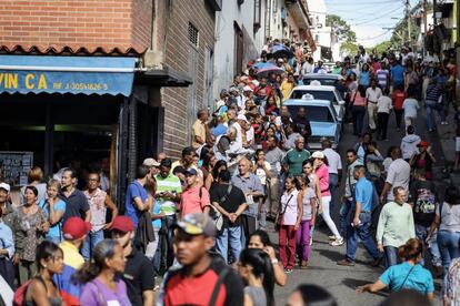 Movimentação durante a consulta popular pedida pelos opositores do presidente Nicolás Maduro em Caracas (Venezuela).