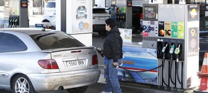 Un usuario repostando carburante en una gasolinera.