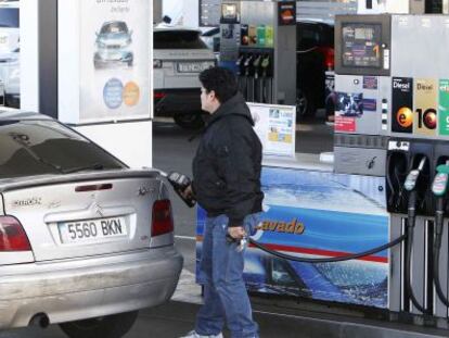 Un usuario repostando carburante en una gasolinera.
