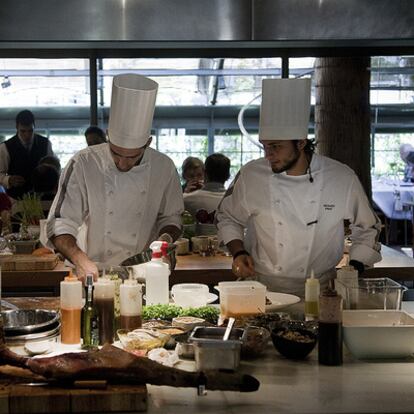 Concepto <i>show-cooking</i> en el comedor del restaurante Tragaluz de Barcelona