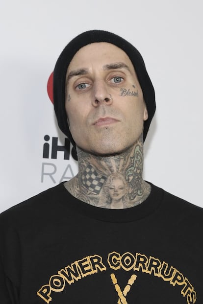 En 2016, el baterista de punk rock miembro de Blink-182 le dijo a la revista ‘GQ’ que el 70% de su cuerpo está cubierto de tatuajes, incluida la cara. El músico tiene un ancla cerca de un ojo, una estrella tatuada cerca del otro y más recientemente se tatuó 'Blessed' (bendecido) en cursiva sobre uno de sus pómulos. "Para mí, documenta parte de mi vida. Son personas, cosas o momentos de mi vida. Cuando muera y desaparezca, quiero que la gente pueda mirar mi cuerpo y básicamente revivir mi vida de alguna manera", dijo Travis Barker a 'GQ'.