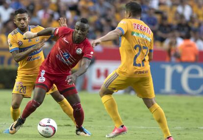 Quiñónes (c) controla el balón en un partido contra Tigres.