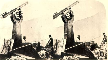 Charles Piazzi Smyth en Guajara, frente al Teide, junto a su telescopio (imagen estereosc&oacute;pica).