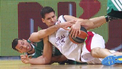 Mainoldi y Roko pugnan por el balón.