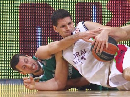 Mainoldi y Roko pugnan por el balón. 