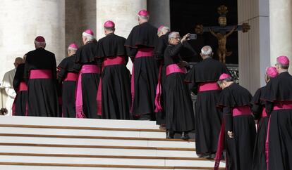 Un obispo hace una fotografía con su teléfono móvil mientras espera junto a otros obispos para saludar al papa Francisco al término de la audiencia general semanal, en la plaza de San Pedro (Ciudad del Vaticano).