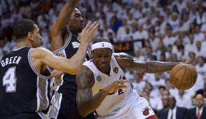 LeBron James entra a canasta en el primer partido de la final.