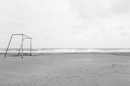 Grao (Castellón). Fotografía de la serie 'Campos de fútbol' (1992-1995).