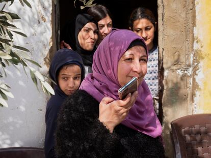 Rawda, en el horno donde prepara comida gratuita para 100 familias de la zona de Bar Elias, en el centro de Líbano. Avisa a sus comensales de la hora a la que estará listo el menú en un grupo de WhatsApp para que vengan con sus táperes. Detrás de ella, sus empleadas “y amigas” y la hija de Shahira, primera esposa de su actual marido. 